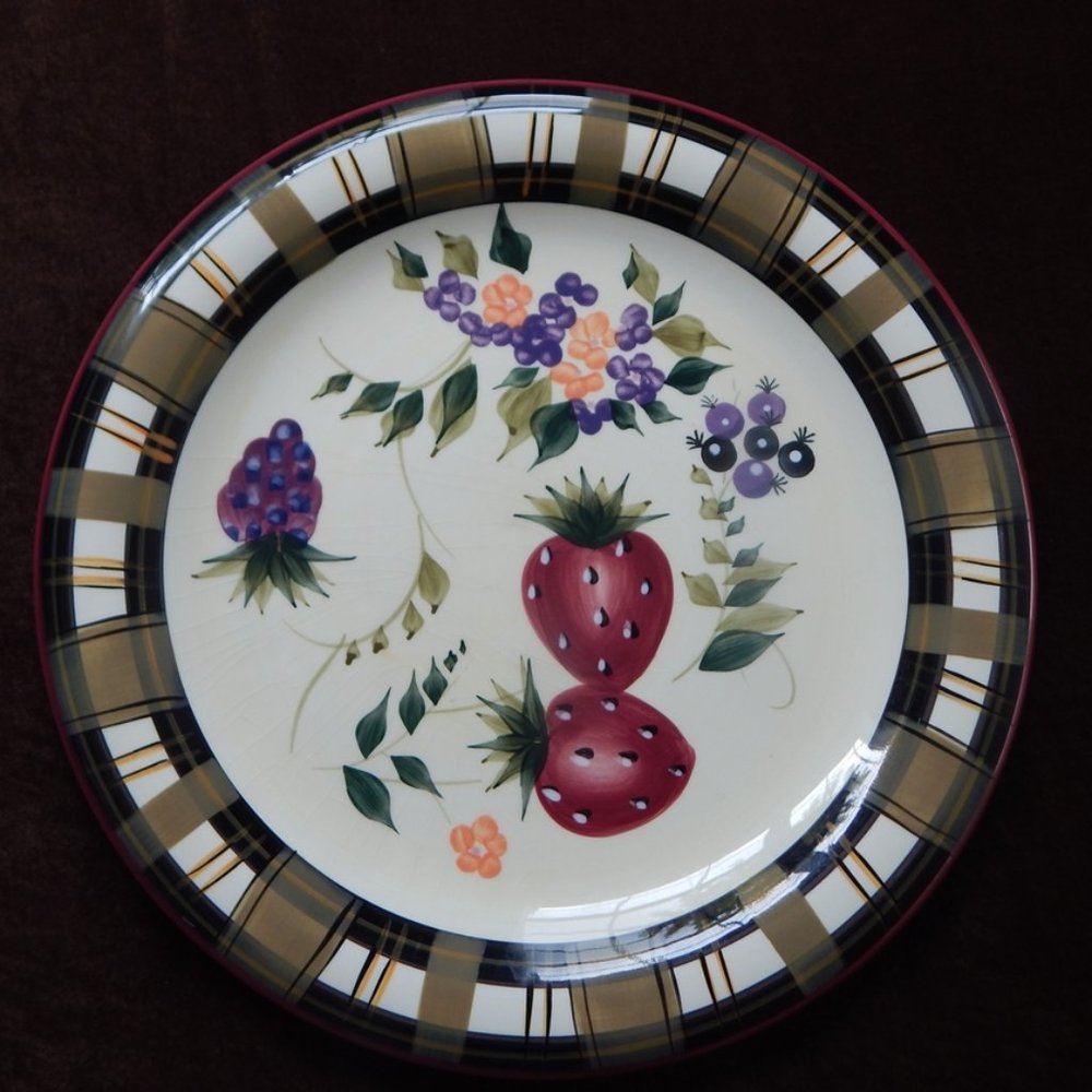 ONEIDA Strawberry Plaid Hand Painted Dinner Plate RETIRED  Stoneware Set Of 2